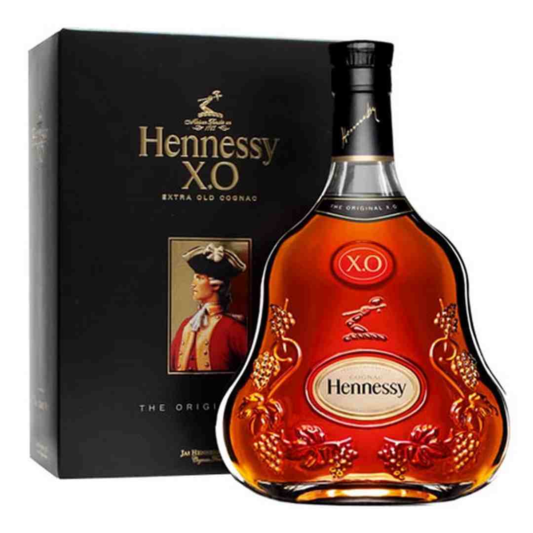 Cận cảnh chai rượu Hennessy X.O sang trọng 