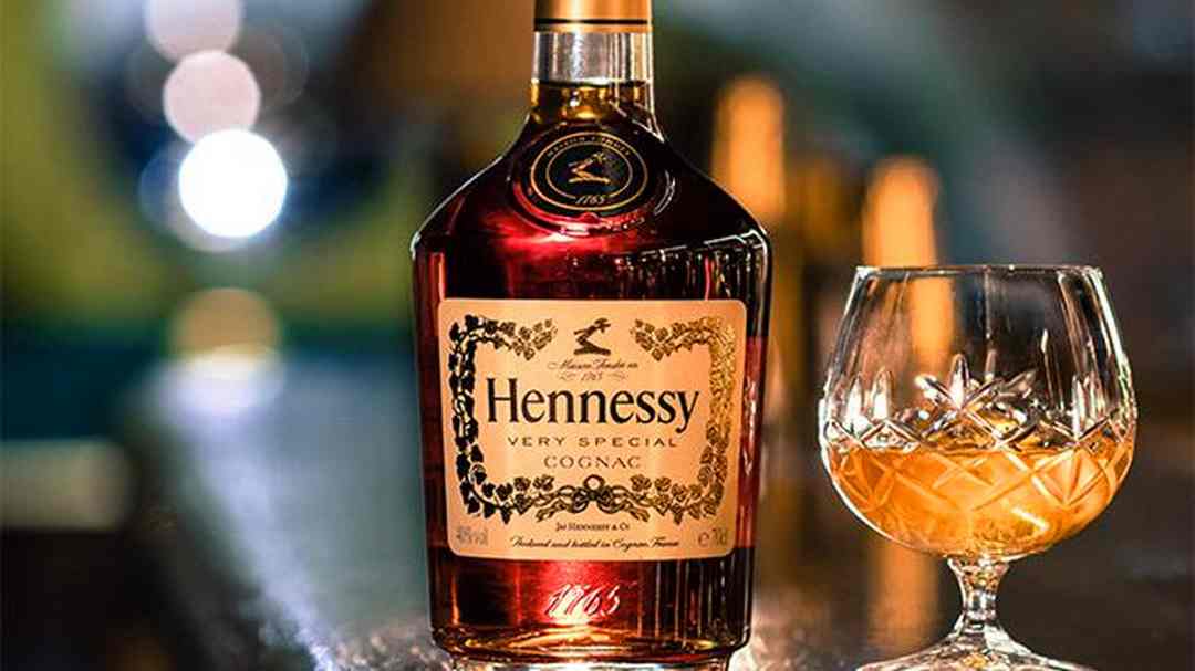 Hennessy thưởng thức bằng ly thủy tinh sang trọng 