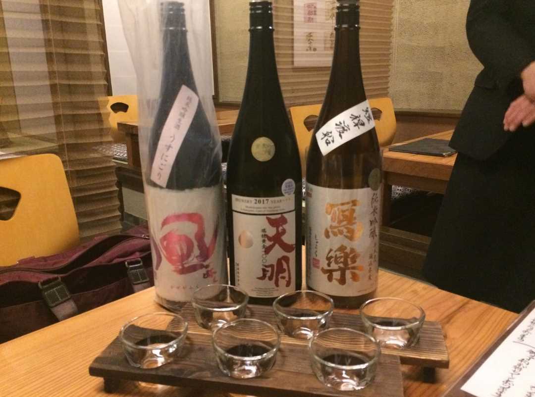 Chai và cốc dùng để uống rượu Sake