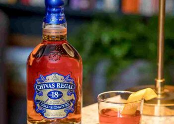 Màu hổ phách là nét đặc trưng của rượu Chivas 18