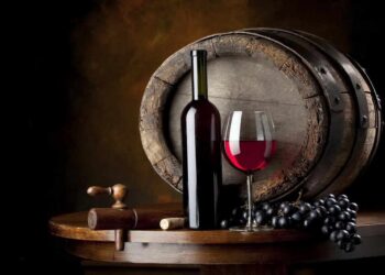 Rượu vang nho có màu sắc đỏ trầm đẹp mắt