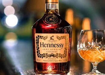 Hennessy thưởng thức bằng ly thủy tinh sang trọng
