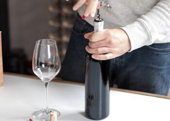 Những cách mở rượu vang đơn giản bằng các dụng cụ