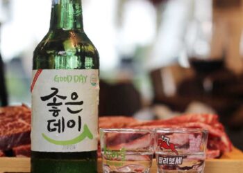 Cách uống rượu Soju theo phong cách, văn hóa Hàn Quốc